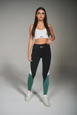 Calza deportiva larga negra con recortes laterales en blanco y verde.