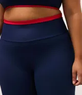 Legging deportiva Get Over de tiro alto, color azul marino con detalle de cintura elástica en color rojo. Confeccionada en tejido de microfibra elástica.