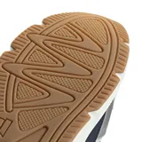 Championes urbanos Adidas modelo Crazychaos 2000, con diseño técnico en tonos blanco, gris y azul marino. Presentan una combinación de malla transpirable y superposiciones de material sintético y gamuza, con la icónica amortiguación Cloudfoam en la entresuela y suela de goma color caramelo.