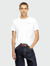 Remera blanca de manga corta con cuello redondo y un pequeño logo bordado en color rosado en el pecho.