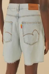 Bermuda de jean celeste, tiro bajo, corte holgado y largo a la rodilla.