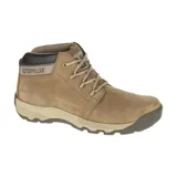 Bota de caña media Caterpillar, confeccionada en cuero nubuck color tostado. Presenta cierre con cordones, cuello acolchado en tono oscuro y suela de goma con tecnología Ease para mayor absorción de impactos.