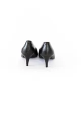 Stiletto de cuero negro con diseño minimalista, punta fina y tacón fino de altura media.