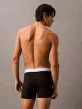 Pack de tres calzoncillos tipo boxer brief Calvin Klein, confeccionados en mezcla de algodón elástico. Diseño de talle medio con cinturilla elástica distintiva de la marca en colores azul, celeste y salmón.