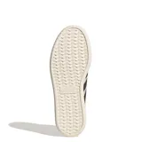 Championes urbanos Adidas modelo Barreda, color beige con las icónicas tres tiras en color negro. Presentan una puntera reforzada en gamuza y suela de goma, combinando estilo clásico y confort para el uso diario.
