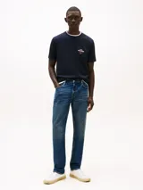 Remera de cuello redondo Tommy Hilfiger confeccionada en puro algodón, con corte regular y logo del monotipo Hilfiger estampado en el pecho.