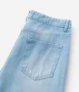 Pantalón de jean corte baggy, de tiro alto y pierna ancha, con diseño de cinco bolsillos, trabillas para cinturón y cierre frontal con botón y cremallera.