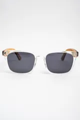 Lentes de sol polarizados con armazón transparente y patillas de madera, con cristales oscuros.