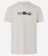 Remera color crema de corte regular, con cuello redondo y mangas cortas. Presenta un estampado rectangular en el pecho con elementos de la naturaleza en blanco y negro.