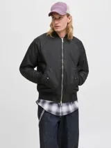 Campera bomber liviana de nylon color negro, con cuello estilo baseball, cierre frontal de doble dirección y puños acanalados.