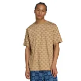 Remera Adidas de manga corta con cuello redondo, confeccionada en tejido con estampado de tablero y logo del trébol repetido en tono beige.
