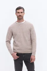 Sweater de tejido suave con cuello redondo y mangas raglan, de calce regular y estructura cómoda.