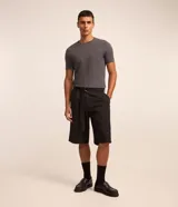 Remera básica de corte slim para hombre, confeccionada en suave algodón peruano con cuello redondo y mangas cortas, de diseño liso.