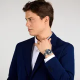 Reloj Maserati Velocita con caja de acero inoxidable plateada de 43mm, esfera azul con subesferas funcionales (cronógrafo, segundero, 30 minutos y 24 horas), ventana de fecha, taquímetro en el bisel y brazalete plateado. Resistente al agua hasta 100 metros.