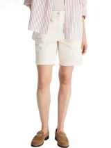 Short de sarga color blanco roto, de corte slim y pierna recta, con largo a la altura de la rodilla y dobladillo enrollado. Presenta cierre de botón y cremallera, y diseño de 4 bolsillos.