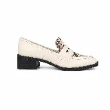 Mocasines de cuero color beige con taco cuadrado negro y detalle de estampado animal print de serpiente en la parte superior y la lengüeta.