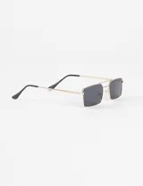 Lentes de sol con montura metálica dorada y cristales rectangulares color marrón. Presentan un puente doble característico del estilo aviador modificado.