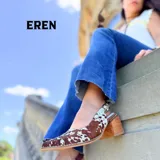 Stiletto destalonado de cuero con pelo natural y estampado animal print de vaca, con taco cuadrado de madera y puntera perfilada.