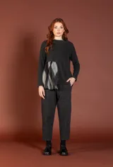 Pantalón de vestir gris oscuro con estampado de cuadros sutiles, corte relajado y largo al tobillo.