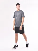 Remera deportiva de manga corta, color gris, con cuello redondo y diseño liso.