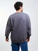 Buzo de cuello redondo Volcom de color gris oscuro, con diseño liso y pequeño logo estampado en el pecho. Cuenta con mangas largas y puños elastizados.