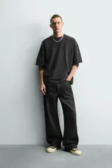 Camiseta boxy fit de algodón color verde militar, con cuello redondo y manga corta.