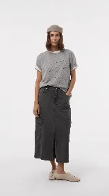 Remera de algodón de calce relajado, color gris, con delicada estampa lineal de una flor en el frente.