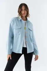 Sobrecamisa color rosa con cuello camisero, cierre frontal con botones, dos bolsillos de parche con solapa en el pecho, mangas largas con puños abotonados y corte holgado.