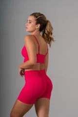 Top deportivo fucsia con breteles finos regulables.