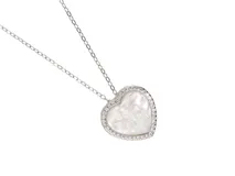 Collar de plata 925 con dije en forma de corazón de nácar con imagen de la sagrada familia y circonias. El collar mide 40cm más 5cm de alargue y el dije mide 1.7cm x 1.9cm.