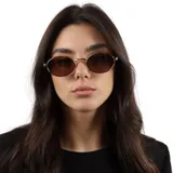 Lentes de sol con armazón metálico plateado y cristales oscuros de forma ovalada. Cuentan con protección UV400.