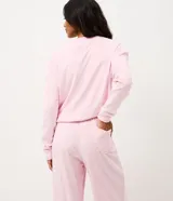 Pijama de dos piezas confeccionado en plush, compuesto por una remera de manga larga con cuello redondo y un pantalón largo de corte recto con cintura elástica. Presenta un diseño con textura embossada en relieve en toda la prenda.