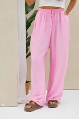 Pantalón holgado de tiro alto color rosado, con cintura elástica fruncida y cordón ajustable delantero.