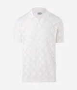 Camisa polo de manga corta con diseño de tejido calado tipo crochet y textura de rombos. Presenta cuello polo clásico y terminaciones en tejido acanalado.
