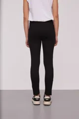 Calza negra de tiro alto con costuras verticales en el frente.