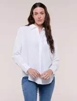 Camisa de satén blanca de la marca Floral & Ivy, con cuello con solapa, cierre frontal de botones, manga larga con puño ancho y bolsillo aplicado en el pecho.