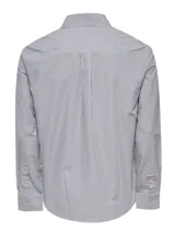 Camisa de manga larga para hombre de la marca RKF, modelo Easy Life, con diseño de rayas verticales en tonos gris y blanco. Presenta cuello italiano, cierre frontal con botones, corte regular fit y un bolsillo aplicado en el pecho con el logotipo bordado.