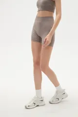 Short deportivo de calce ajustado, confeccionado en tejido de punto sin costuras con efecto melange.