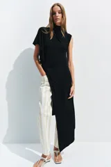 Jeans de tiro medio con corte tapered, diseño de cinco bolsillos y cierre frontal con cremallera y botón. Presenta un estampado de rayas verticales a contraste en tonos claros.