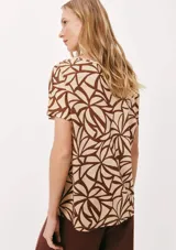 Blusa de manga corta con estampado de cebra en blanco y negro, de corte holgado y cuello redondo.