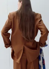 Blazer Martin de lino y viscosa color marrón, con solapa clásica, cierre frontal de un botón y bolsillos con solapa.