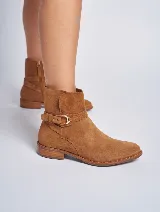 Bota corta color beige de gamuza, con taco bajo y hebilla lateral.