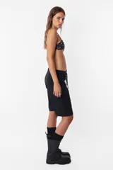 Short tipo bermuda recta de largo jort, color gris, tiro medio. Tiene cordón con punteras y tancas metálicas, cierre y botón. Incluye pasacintos, bolsillos laterales delanteros y dos bolsillos traseros. Detalle de llavero TW.