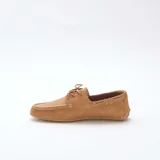 Mocasines náuticos de hombre en color tostado, confeccionados en material sintético con efecto gamuza. Presentan costuras visibles en relieve, cordones decorativos laterales y cierre frontal con cordones en el empeine.