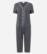 Conjunto de pijama gris oscuro confeccionado en viscosa, compuesto por una camisa de manga corta con cuello en V, abotonada adelante y detalle contrastante blanco; y un pantalón capri con cintura elástica.