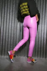 Pantalón largo de ecocuero color lila, con tiro alto, calce ajustado y botamanga irregular.