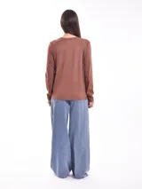 Remera de manga larga color gris oscuro, ajustada al cuerpo, con un estampado frontal de flores y texto en color blanco.