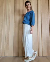 Pantalón capri de jean celeste, de corte amplio y tiro alto.