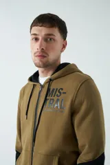 Campera de felpa de diseño color block en tonos marrón y negro, con capucha con cordón ajustable, cierre frontal y bolsillos. Presenta lettering estampado en el pecho.