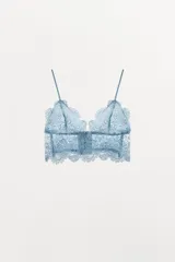 Bralette triangular confeccionado en encaje suave con diseño floral, escote en pico y tirantes finos ajustables. Presenta cierre posterior con ganchos metálicos.